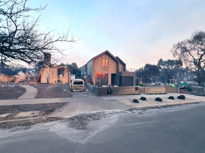 Rumah utuh di kebakaran Los Angeles
