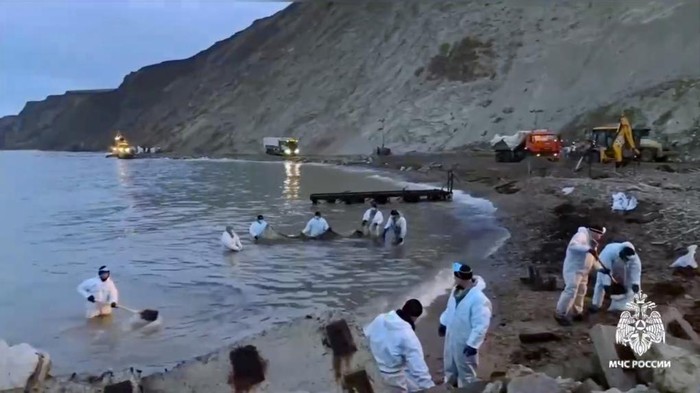 Rusia Berupaya Atasi Tumpahan Minyak di Laut Hitam yang Makin Darurat In this photo taken from video released by Russian Emergency Ministry Press Service on Saturday, Jan. 4, 2025, rescuers work to clean up tons of fuel oil that spilled out of two storm-stricken tankers more than two weeks ago in the Kerch Strait, in Russia's southern Krasnodar region. (Russian Emergency Ministry Press Service via AP)