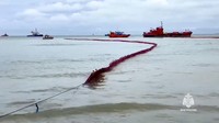 Sejak 15 Desember, sekitar 2.400 metrik ton produk minyak telah mencemari laut akibat badai yang merusak dua kapal tanker tua di Selat Kerch.   