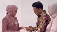Hubungan terungkap setelah mereka menggelar lamaran pada 12 Januari 2025. Mereka mengumumkan kabar bahagia itu di akun Instagram masing-masing. Foto: Instagram @dimansyahlaitupa/ @salmasalsabil12