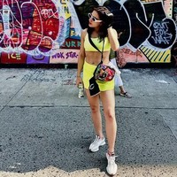 Meski sudah langsing, Sara Ali Khan mengaku kini masih bergelut dengan berat badan.   “Kalau badanku gemuk, wajahku jadi besar, itu memang benar-benar terjadi. Aku harus benar-benar memperhatikan apa yang aku makan. Sangat penting bagiku untuk tetap menjaga berat badan,” katanya. Foto: Instagram