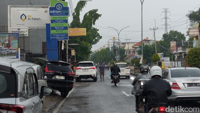 Sejumlah kendaraan parkir di bahu jalan Sultan Ageng Sumber (Foto: Devteo Mahardika/detikJabar)