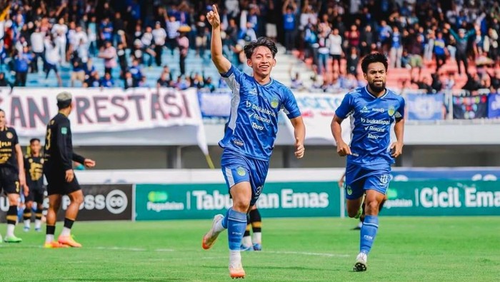 Selebrasi pemain PSIM Jogja Arlyansyah usai mencetak gol ke gawang Persiku Kudus, Sabtu (12/1/2025).