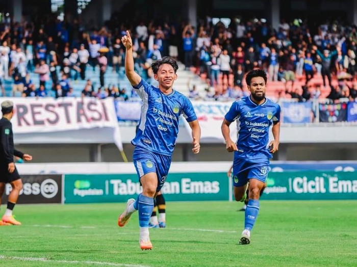 Selebrasi pemain PSIM Jogja Arlyansyah usai mencetak gol ke gawang Persiku Kudus, Sabtu (12/1/2025).