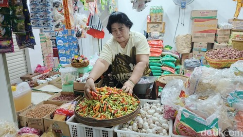 Seorang penjual sembako merapikan barang dagangannya di Pasar Umum Negara, Jembrana, Bali, Senin (13/1/2025). (Foto: I Putu Adi Budiastrawan/detikBali)