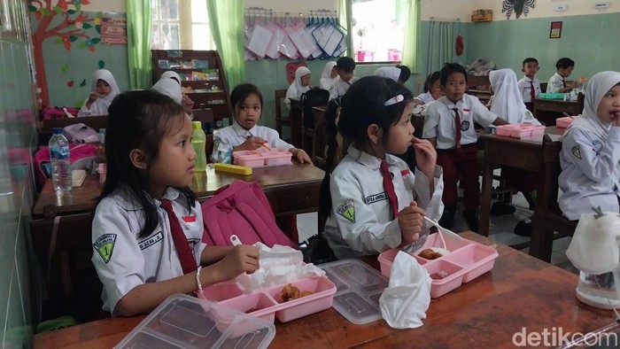 Siswa SDN Lowokwaru 3 Kota Malang menikmati makan bergizi gratis.
