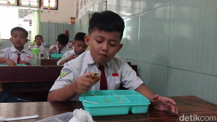 Siswa SDN Lowokwaru 3 Kota Malang menikmati makan bergizi gratis.