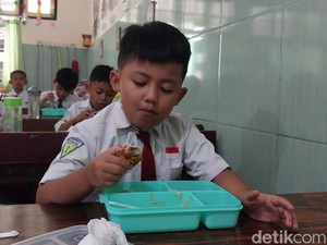 Program Makan Bergizi Gratis di Kota Malang, Ada Siswa Minta Lauk Kerang
