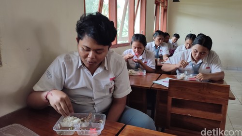 Siswa-siswi SMKN 3 Tabanan saat menikmati makanan bergizi gratis, Senin (13/1/2025). (Ahmad Firizqi Irwan)