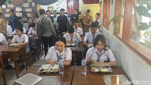 Siswa SMK PGRI Amlapura saat menyantap menu makan bergizi gratis, Senin (13/1/2025). (Foto: I Wayan Selamat Juniasa/detikBali)