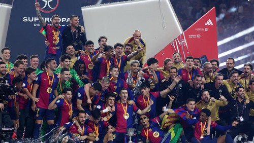 Soccer Football - Spanish Super Cup - Final - FC Barcelona v Real Madrid - King Abdullah Sports City, Jeddah, Saudi Arabia - January 12, 2025 FC Barcelona players celebrate with the trophy after winning the Spanish Super Cup REUTERS/Pedro Nunes