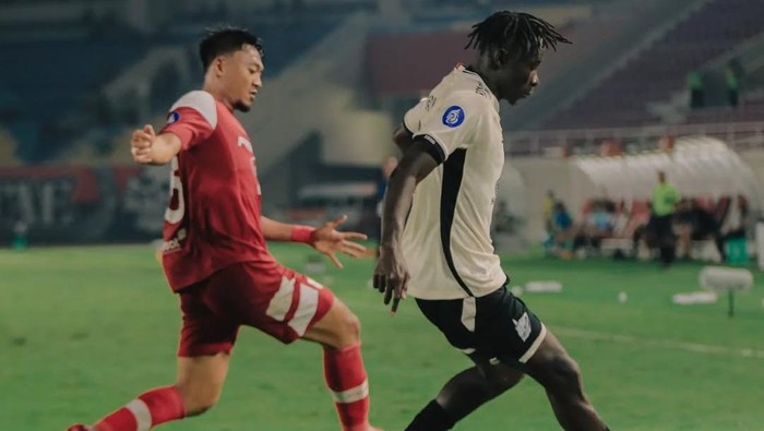 Striker PSM Makassar Balotelli mencetak gol ke gawang Persis Solo dalam laga Liga 1 2024/2025.