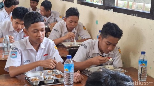 Suasana hari pertama program makan bergizi gratis (MBG) di Kota Mataram, salah satunya di SMPN 8 Mataram, Senin (13/1/2025). (Nathea Citra/detikBali)