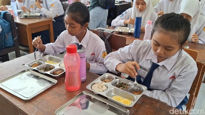Suasana hari pertama program makan bergizi gratis (MBG) di Kota Mataram, salah satunya di SMPN 8 Mataram, Senin (13/1/2025). (Nathea Citra/detikBali)