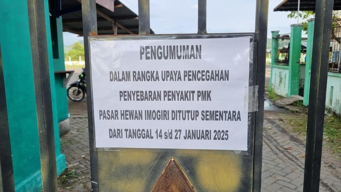 Suasana Pasar Hewan Imogiri yang mulai ditutup Dinas Ketahanan Pangan dan Pertanian (DKPP) Kabupaten Bantul akibat PMK, Senin (13/1/2025).