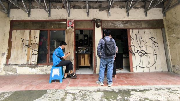 Suasana toko reparasi jam tua di Jalan Bahagia Cirebon