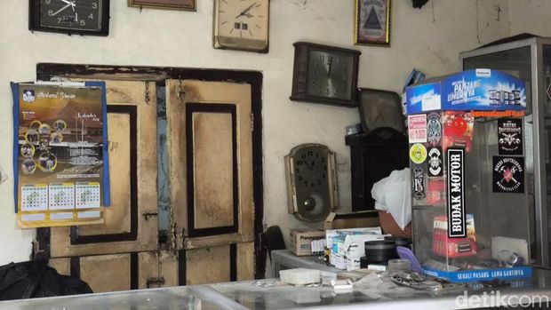 Suasana toko reparasi jam tua di Jalan Bahagia Cirebon