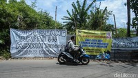 Pengendara melintas di depan spanduk di jalan Kampung Sawah, Bojonggede, Kab Bogor, Senin (13/1/2024).   Pengendara melintas di depan spanduk di jalan Kampung Sawah, Bojonggede, Kab Bogor, Senin (13/1/2024).