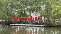Destinasi ini menawarkan pengalaman unik berupa perjalanan perahu wisata seharga Rp 25.000 untuk pulang-pergi menyusuri sungai yang asri. (Asti Azhari/detikTravel)