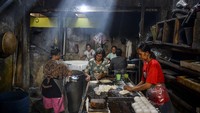 Pekerja menyelesaikan produksi Tahu Cibuntu di Cibuntu, Bandung, Jawa Barat, Senin (13/1/2025).   