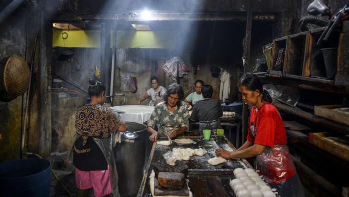 Tahu Cibuntu Jadi Warisan Budaya Tak Benda di Kota Bandung Pekerja menyelesaikan produksi Tahu Cibuntu di Cibuntu, Bandung, Jawa Barat, Senin (13/1/2025). Dinas Pariwisata dan Kebudayaan Provinsi Jawa Barat telah menetapkan 42 karya budaya sebagai Warisan Budaya Tak Benda (WBTB) dari 67 yang diajukan di awal tahun 2025 dan salah satunya yaitu Tahu Cibuntu yang ada di Kota Bandung. ANTARA FOTO/Raisan Al Farisi/YU