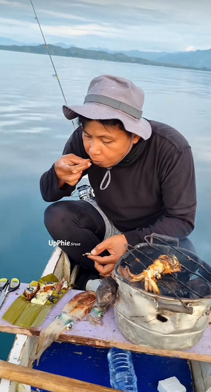 Tak Sabar! 5 Orang Ini Mancing Ikan dan Cumi Langsung Dimasak