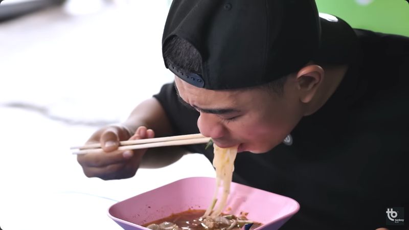 Tanboy Kun mukbang mie sapi 7 porsi di Thailand