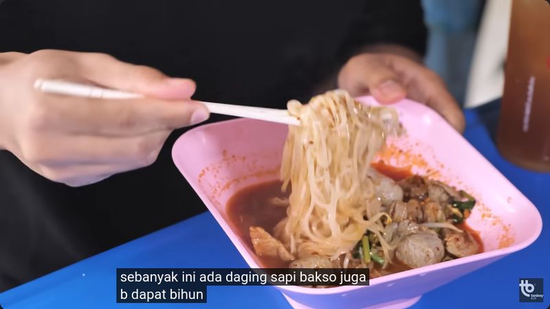 Tanboy Kun mukbang mie sapi 7 porsi di Thailand