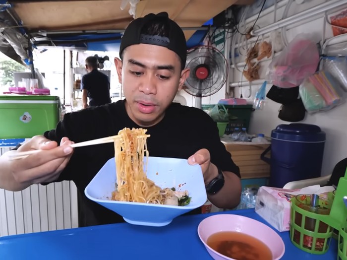 Tanboy Kun mukbang mie sapi 7 porsi di Thailand