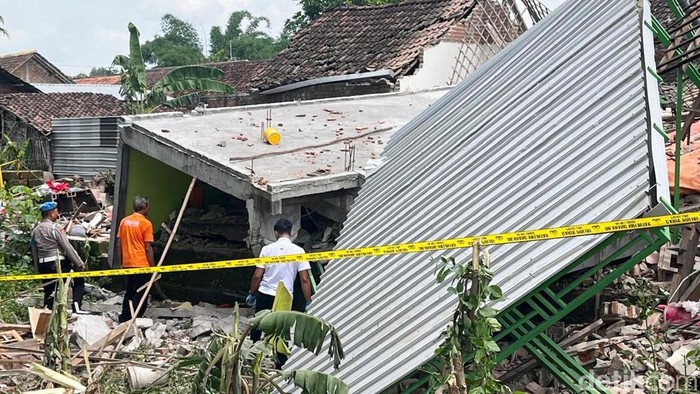 TKP rumah meledak di Mojokerto