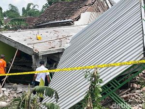 Tim Polda Jatim Datangi Rumah di Mojokerto yang Meledak Tewaskan Ibu-Anak