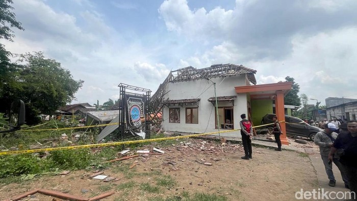 TKP rumah meledak di Mojokerto