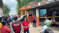 Sejumlah petugas kepolisian saat ini telah memasng garis polisi dan menjaga rumah korban ledakan.