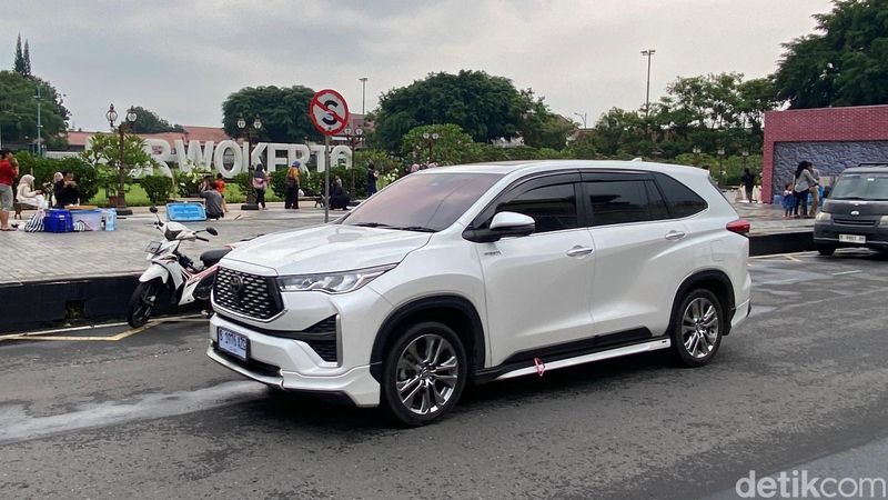 Toyota Kijang Innova Zenix Hybrid Q Modelista