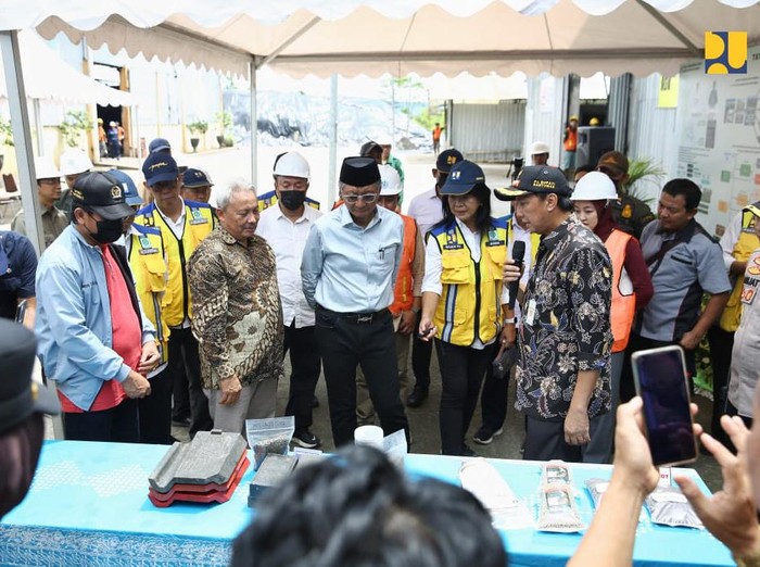 Menteri Pekerjaan Umum (PU) Dody Hanggodo meninjau TPA BLE di Kabupaten Banyumas, Jawa Tengah. Di TPA ini sampah diubah jadi kompos hingga paving/genteng plastik.