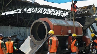 TPA di Banyumas Olah Sampah Jadi Kompos-Paving