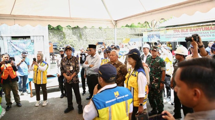 Menteri Pekerjaan Umum (PU) Dody Hanggodo meninjau TPA BLE di Kabupaten Banyumas, Jawa Tengah. Di TPA ini sampah diubah jadi kompos hingga paving/genteng plastik.