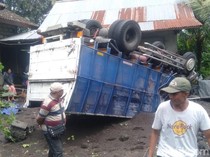 Truk Pasir Rem Blong Tabrak Rumah dan Warung di Karangasem