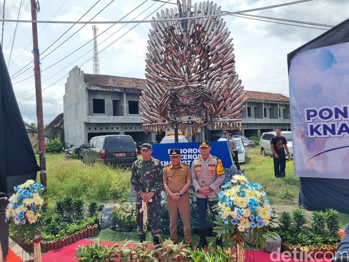 Tugu Reog dari knalpot brong