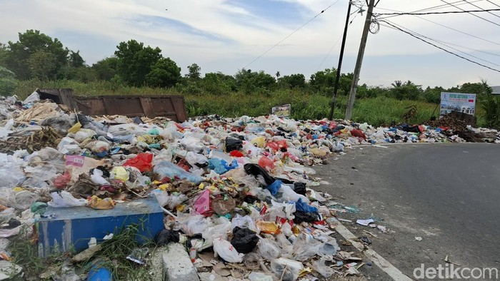 Tumpukan sampah di Pekanbaru