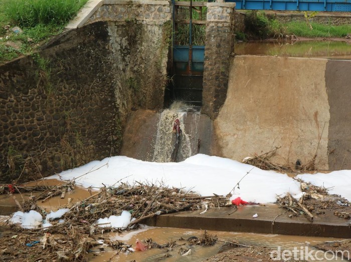 Penampakan busa yang tersisa di pintu air Bendung Bibis Desa Margorejo Kecamatan Margorejo, Senin (13/1/2025).