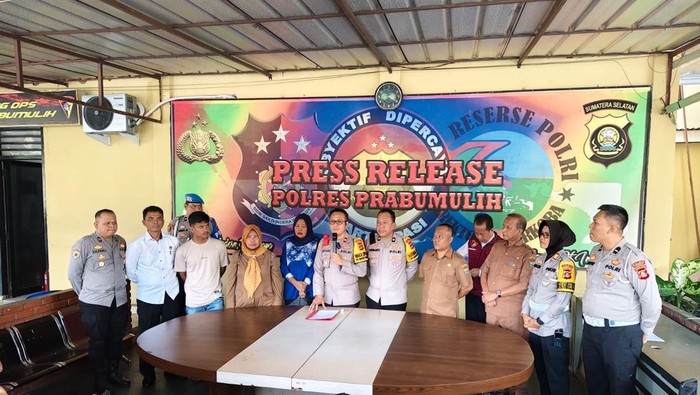 Wakapolres Prabumulih Kompol Eryadi Yuswanto, menjelaskan kronologi kejadian oknum polisi tendang warga.