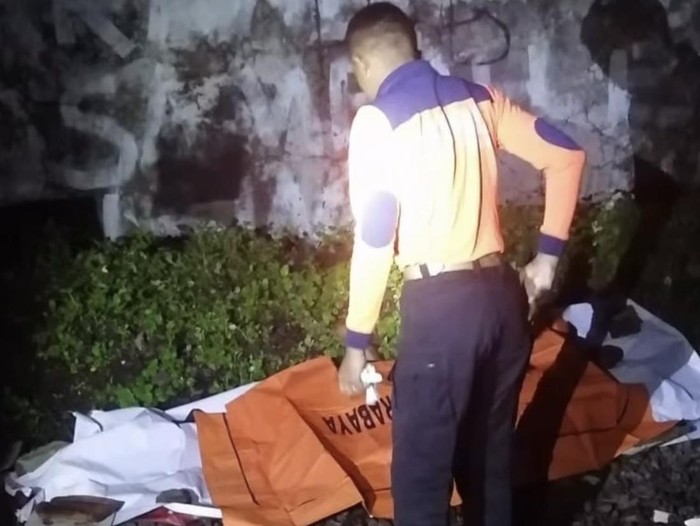 Wanita tertabrak kereta di Surabaya