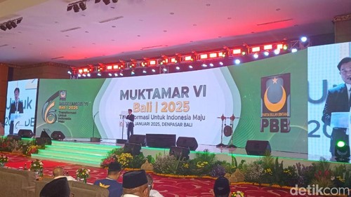 Yusril Ihza Mahendra berpidato dalam pembukaan Muktamar VI PBB di Denpasar, Bali, Senin (13/1/2025).