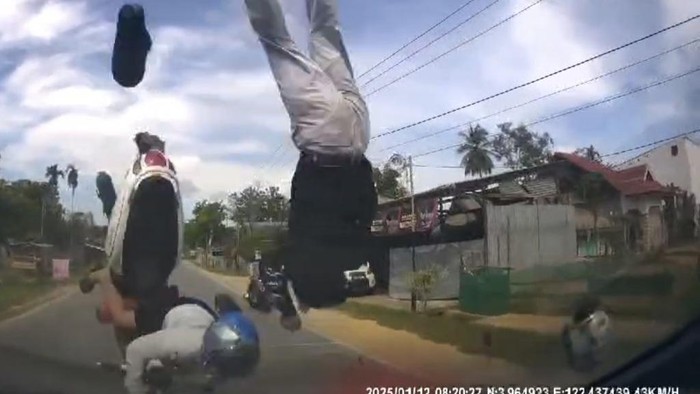 2 remaja boncengan motor di Konawe terpental usai tabrakan dengan Alphard.