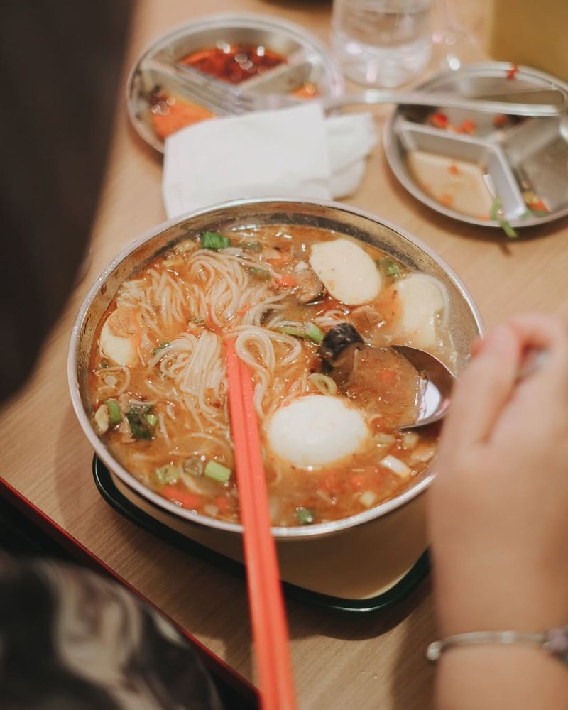 5 Tempat Makan Misoa denganTopping Kepiting hingga Ayam