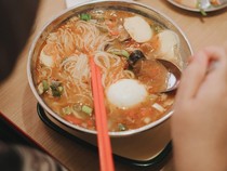 5 Tempat Makan Misoa dengan Topping Kepiting hingga Ayam