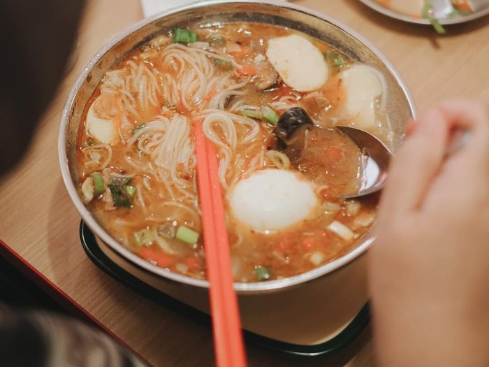 5 Tempat Makan Misoa denganTopping Kepiting hingga Ayam
