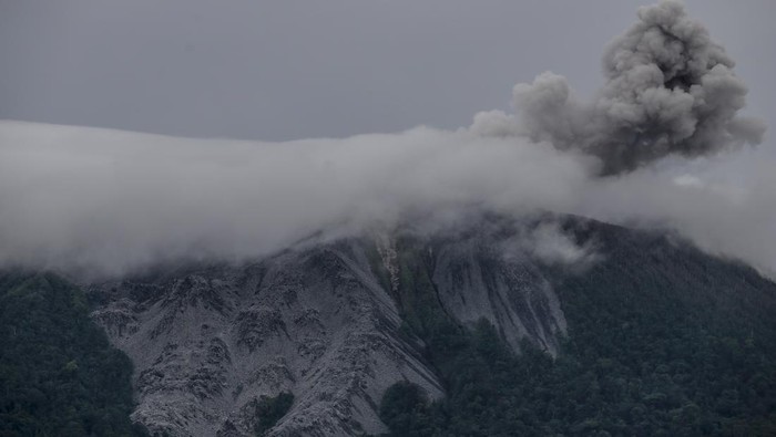 Aktivitas Gunung Ibu Meningkat, Material Lava Meluber Sejumlah jurnalis melihat material aliran lava Gunung Ibu meluber ke bukaan kawah arah utara terlihat dari Desa Tokuokoa, Kabupaten Halmahera Barat, Maluku Utara, Senin (13/1/2024). Pos Pengamatan Gunung Ibu mencatat, sejak 1-12 Januari 2025 tersebut terjadi 177 kali letusan pada gunung yang berstatus level III siaga itu dengan mengimbau kapada masyarakat agar tidak beraktivitas di dalam radius 4.5 km dan perluasan sektoral berjarak 6 km ke arah bukaan kawah di bagian utara dari kawah aktif gunung Ibu. ANTARA FOTO/Andri Saputra/nz