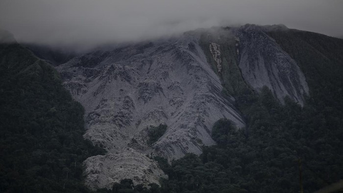 Aktivitas Gunung Ibu Meningkat, Material Lava Meluber Sejumlah jurnalis melihat material aliran lava Gunung Ibu meluber ke bukaan kawah arah utara terlihat dari Desa Tokuokoa, Kabupaten Halmahera Barat, Maluku Utara, Senin (13/1/2024). Pos Pengamatan Gunung Ibu mencatat, sejak 1-12 Januari 2025 tersebut terjadi 177 kali letusan pada gunung yang berstatus level III siaga itu dengan mengimbau kapada masyarakat agar tidak beraktivitas di dalam radius 4.5 km dan perluasan sektoral berjarak 6 km ke arah bukaan kawah di bagian utara dari kawah aktif gunung Ibu. ANTARA FOTO/Andri Saputra/nz